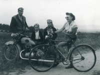 Typický výlet rodiny Škarkových po válce. Maminka Marie, tatínek Karel a děti Jana a Karel