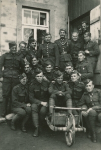 Otec pamětníka, Karel Škarka (vpravo dole) před hospodou U Bursíků v Říčkách v Orlických horách, kde byli vojáci ubytovaní během budování opevnění před druhou světovou válkou