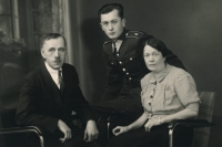 Karel Škarka starší se svými rodiči - Karlem a Žofií - během dočasné dovolené v roce 1940, kdy byl již členem vládního vojska. Karel Škarka se proti přidělení k vládnímu vojsku dvakrát odvolal, leč bezúspěšně