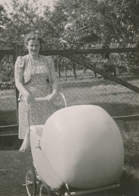 Babička Rosa, v kočárku tatínek pamětnice Peter, 1941 