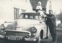 Na střeše rodinného auta Varšava, s tatínkem, Želevčice, 1969