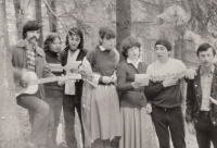 Setkání přátel. Druzí zleva manželé Mrtví, pamětnice třetí zprava, vedle manžel Miloš