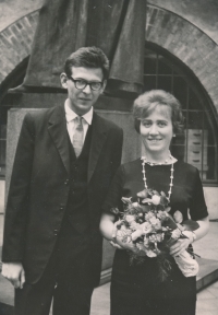 Jiří Růžička na promoci své manželky v roce 1962
