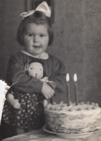 Jarmila Omesová na fotografii poškozené kulkou