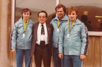 Mistrovství světa 1985 ve švédském Göteborgu, Jindřich Panský (vpravo) společně s Milanem Orlowski, Marií Hrachovou a majitelem firmy Butterfly