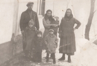 Pamětnice v náručí maminky s otcem a babičkou, 1933-1934