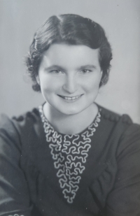 Maminka pamětníka Barbora Fialová jako devatenáctiletá slečna, 30. léta 20. století