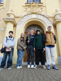 Žákovský tým Příběhů našich sousedů se chystá na návštěvu pamětnice 