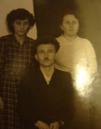 Anna Doubková stojící vpravo