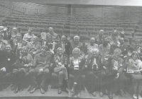 Skupinová fotografie z mezinárodní konference věnované dr. Josefu Mühlbergerovi konané v Trutnově roku 2015. Roland Günther v první řadě třetí zprava