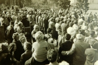 Kladení věnců k padlým americkým letcům v roce 1988, jehož se účastnili členové SPUSA