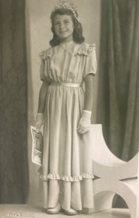 1946 - Alena Trachtová, asi 11 let při biřmování v nuselském kostele