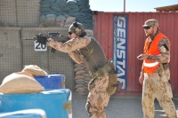 Z mise v Afghánistánu, pamětník se zbraní, 2018