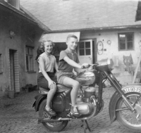 František Drbohlav se sestrou Věrou na dvoře