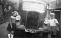 František Drbohlav se sestrou Věrou u vozu Opel, 1950