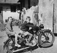 František Drbohlav se sestrou Věrou na dvoře 1952