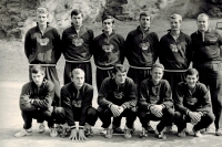 Karel Škarka mladší (nahoře druhý zprava) v Dukle Kolín v roce 1968