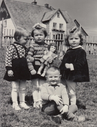 Zleva: Monika Schnoblová, Jana Dvořáková, Krista Schnoblová, dole Bruno, školka Hřebečná, 1956