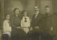 Rodina Beitlerova. Zleva dcera Marta, matka Marie, dcera Alžběta (matka pamětníka), otec Richard, syn Richard, 1922