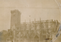 Poničená Staroměstská radnice