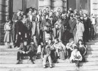 Z oslavy šedesátých narozenin prof. Libenského - Ilja Bílek vpředu na schodech s aktovkou, v hovoru s Milanem Handlem a Stanislavou Grebeníčkovou, Praha 1981