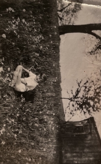 Jako malý chlapec na zahradě