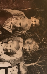 Malý Břetislav Trakal s dětmi