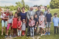 Rodinná fotografie s vnoučaty z oslavy 70. narozenin manželky Věry, rok 2018