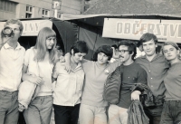 Ilektra Almetidu s přáteli ve Strážnici (r. 1970)