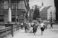 Pamětnice (vpravo) s maminkou na Národní třídě v roce 1968