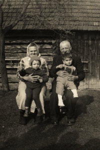 Prarodiče Sedláčkovi, Jan vpravo, 1961