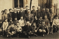 Řetechovská jednotřídka, Jan zcela vpravo, 1964