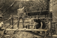 Přístavba domu, uprostřed v pozadí maminka, 1964