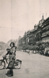 Žena s označením „P“ v ulicích Prahy