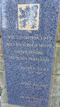Pomník Václava Přasličky, Rudolfa Tichého a Josefa Machače v lese u Březska