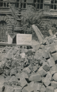 Vzpomínka na padlého povstalce uprostřed barikády