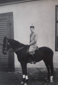 Tatínek na koni jako místonáčelník Jízdního Sokola klatovské jednoty