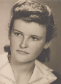 Marie Vlčková, maturitní foto, 1957, Dolní Lomnice
