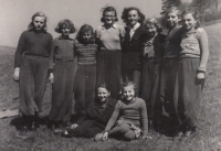 Marie Vlčková uprostřed, lesní brigáda, 1953, Doupov