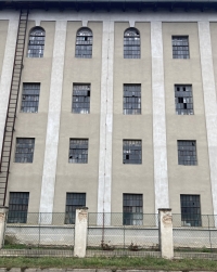 Budova bývalého mlýna v Pečkách v roce 2025