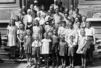 Sestra Jitky Havránkové Alena dole třetí zleva