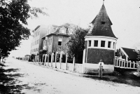 Vlevo mlýn Františka Havránka, uprostřed rodný dům Jitky Havránkové