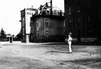 Otec Jitky Havránkové mlynář František před mlýnem a vilou