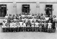 Sestra Jitky Havránkové Alena dole třetí zleva