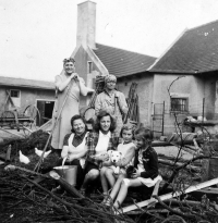 Jitka Havránková vpravo se svou sestrou Alenou a ženami ze mlýna