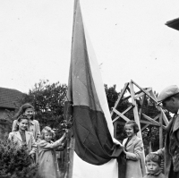 Jitka Havránková vpravo se sestrou Alenou a sestřenicemi