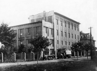 Vlevo budova mlýna Františka Havránka v Pečkách, vpravo rodná vila Jitky Havránkové