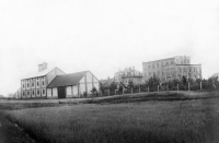 Vlevo skladiště obilí, uprostřed rodná vila Jitky Havránkové, vpravo mlýn Františka Havránka