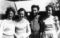 Jitka Havránková druhá zleva, úplně vpravo její sestra Alena