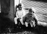 Vpravo sestra Jitky Havránkové Alena se sestřenicí